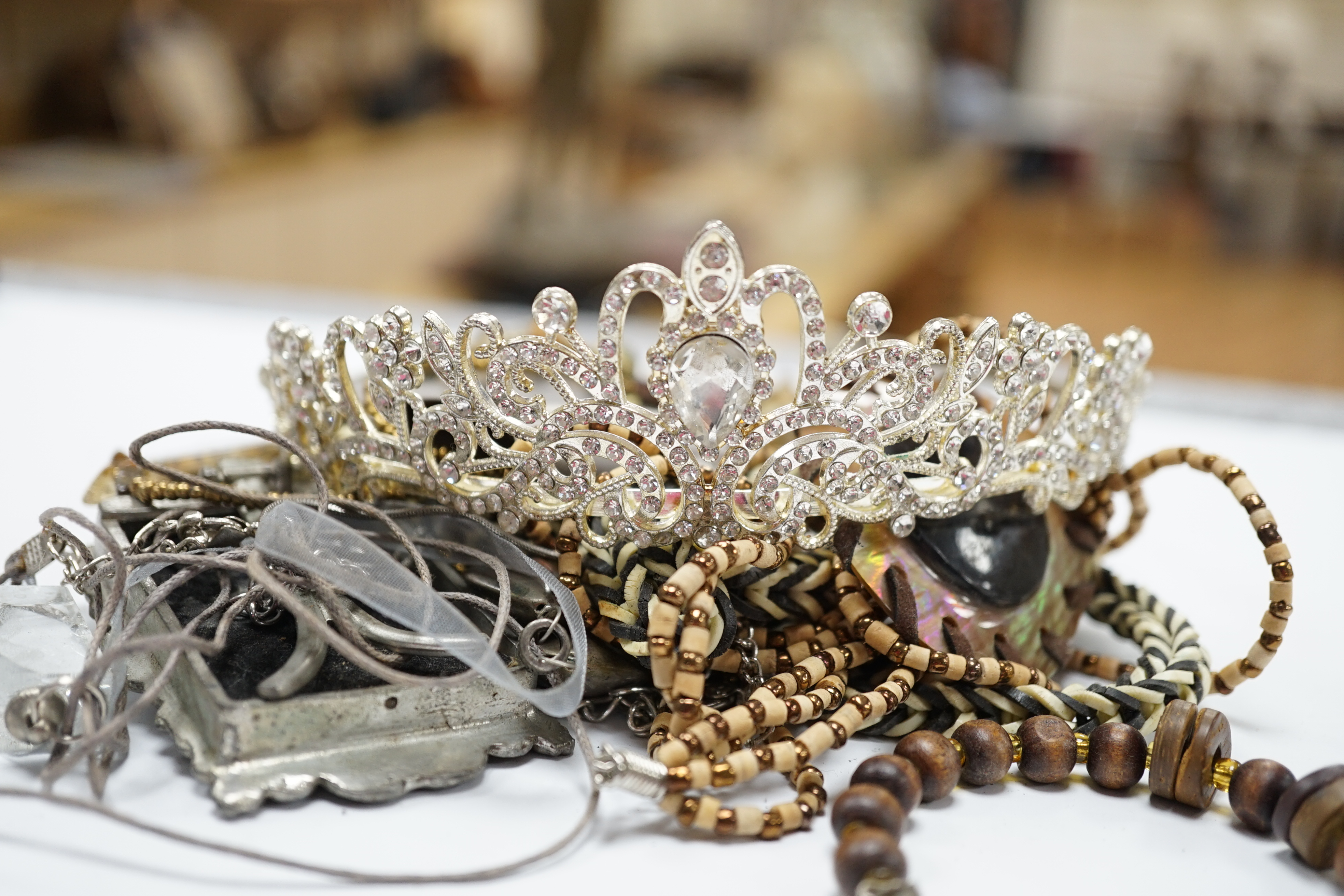A quantity of assorted costume jewellery. Fair condition.